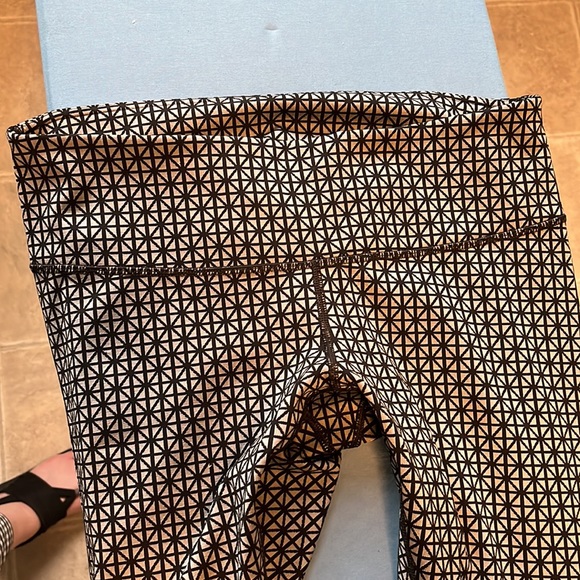 Lululemon Size 8 Wunder Unders - Picture 10 of 11